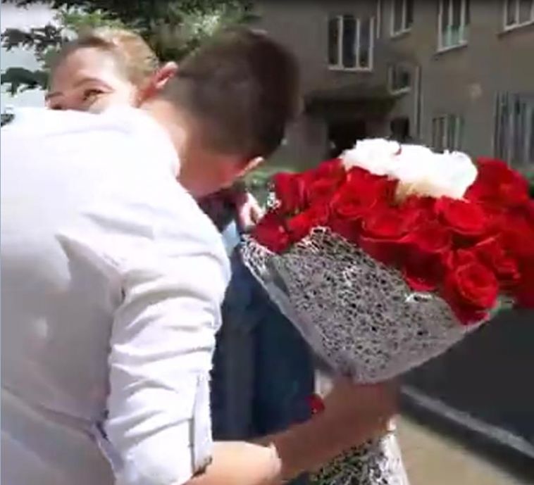 «Баба-бомба» для любимой: магнитогорец встретил жену и новорожденного сына песней группы «Ленинград»