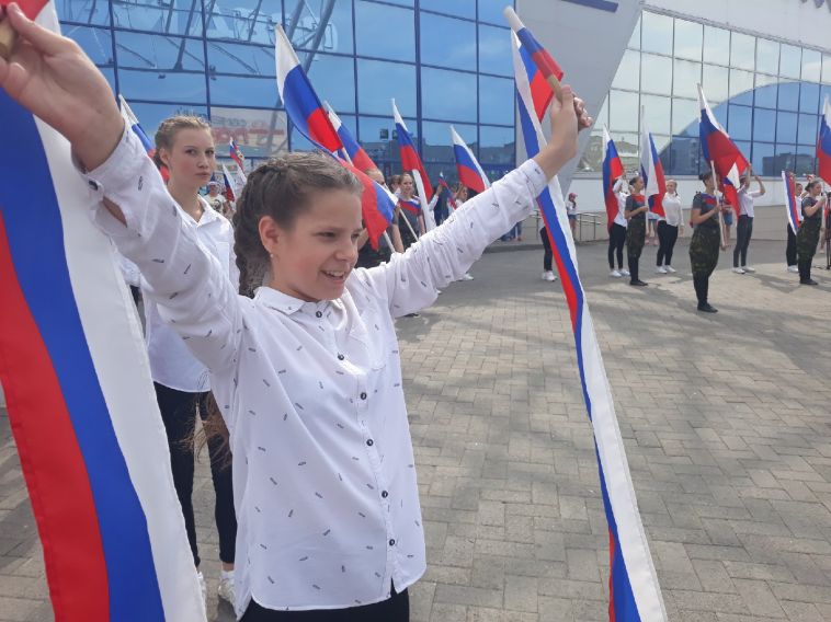 Молодежь пожелала здоровья президенту и поздравила горожан с Днем России
