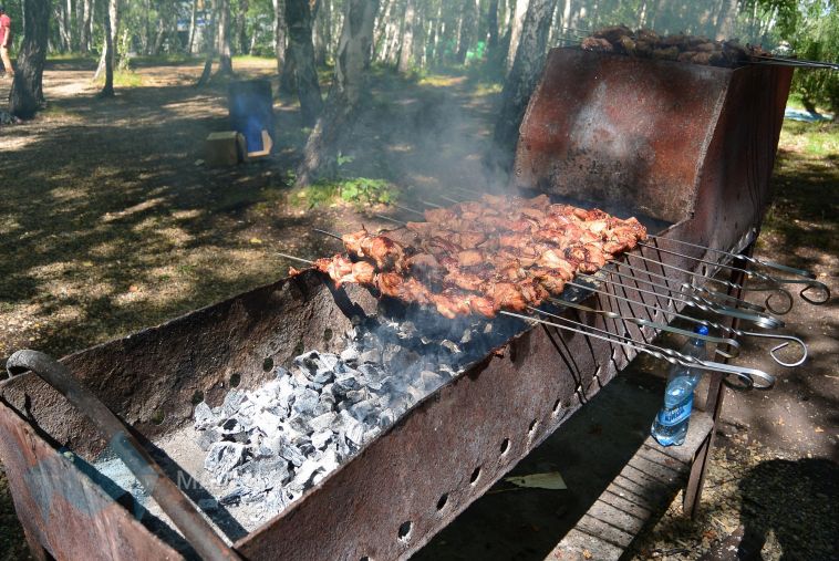 В Магнитогорске во время розжига мангала на мужчине загорелась одежда