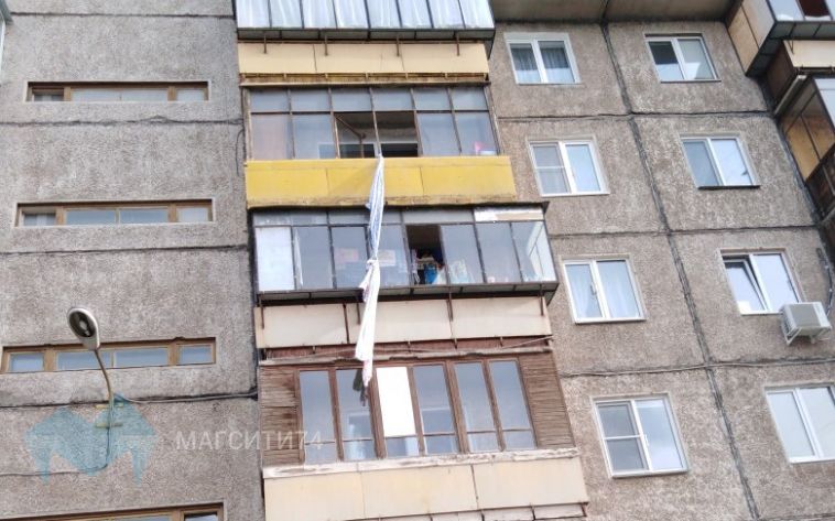 В Магнитогорске мужчина попытался спуститься с четвертого этажа, связав простыни