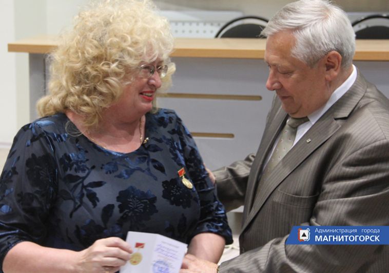 Ветеранам вручили памятные знаки в честь 90-летия Магнитогорска