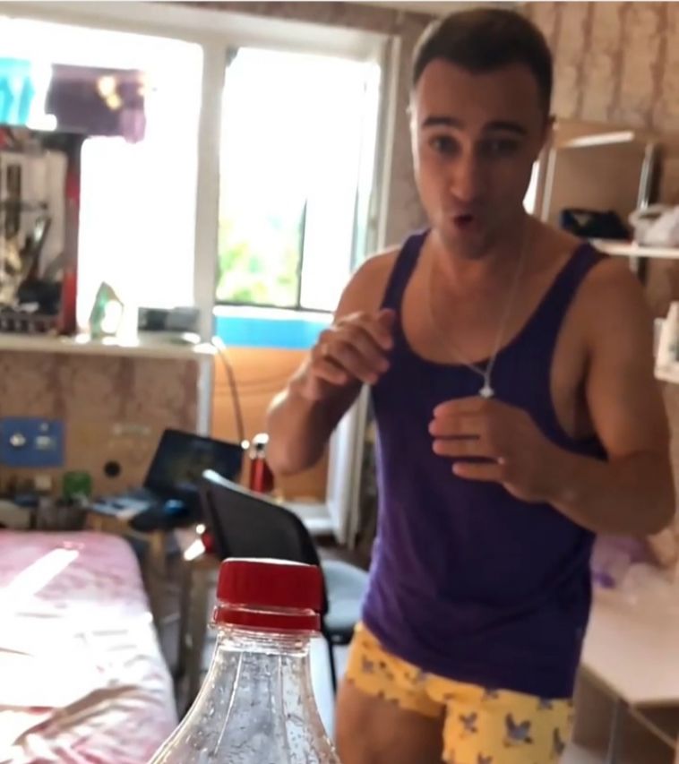 Жители Челябинской области учатся открывать бутылки ногой