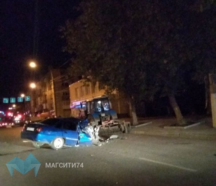Девушка, въехавшая в трактор, находится в тяжелом состоянии