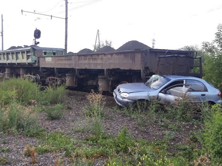 В Магнитогорске иномарка залетела под грузовой поезд