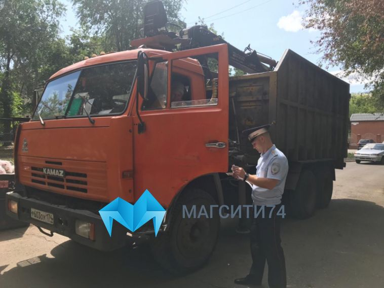 Инспекторы ГИБДД проверили грузовики на исправность