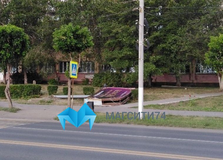 Из-за сильного ветра рядом с тротуаром рухнул рекламный щит