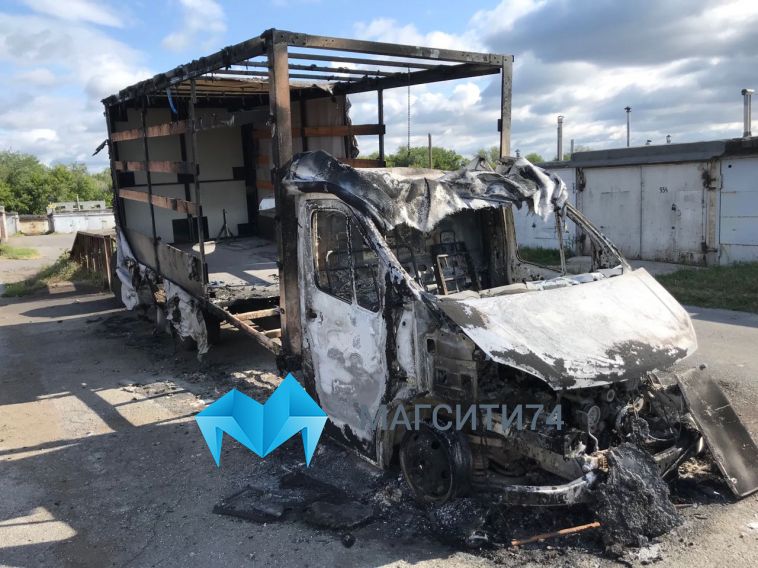 Ночью в гаражном кооперативе сгорело три автомобиля