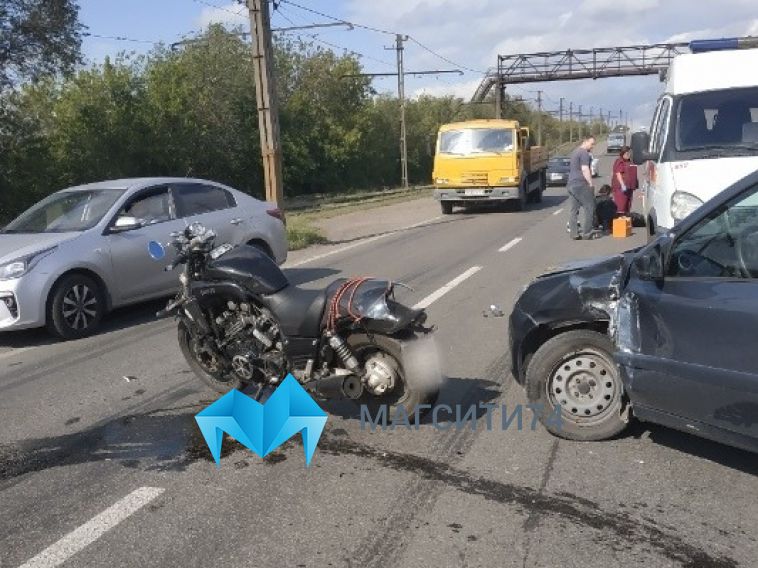 На улице Кирова мотоциклист въехал в легковушку