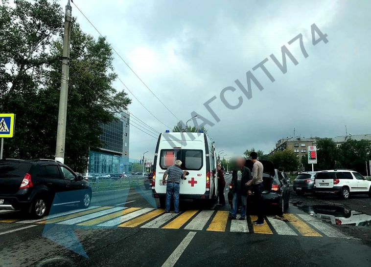 «Увезли на скорой»: иномарка сбила женщину на пешеходном переходе