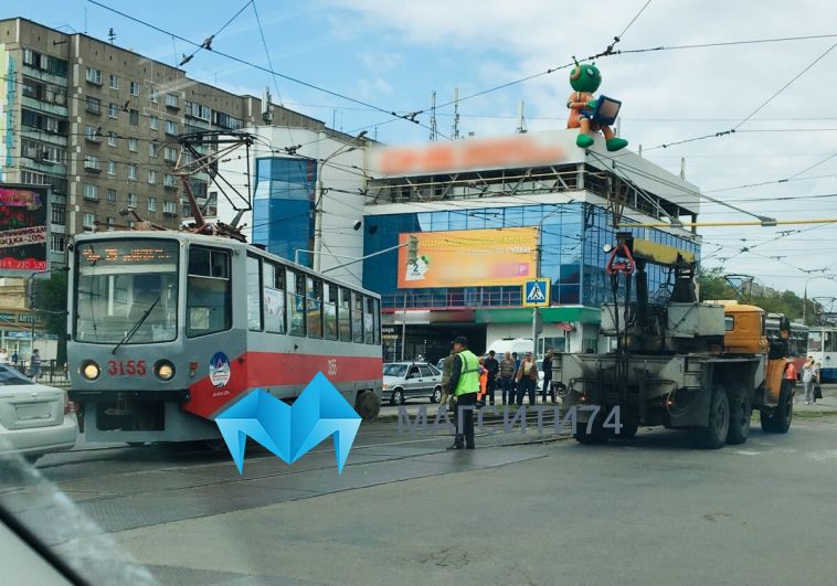 На перекрестке Карла Маркса и Завенягина трамвай сошел с рельсов