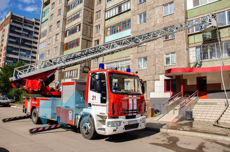 «Прозвучал хлопок и повалил дым»: в жилом доме Магнитогорска загорелась квартира