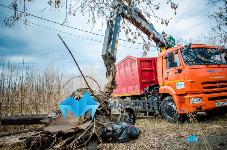Городские службы продолжают уборку мусора в Магнитогорска