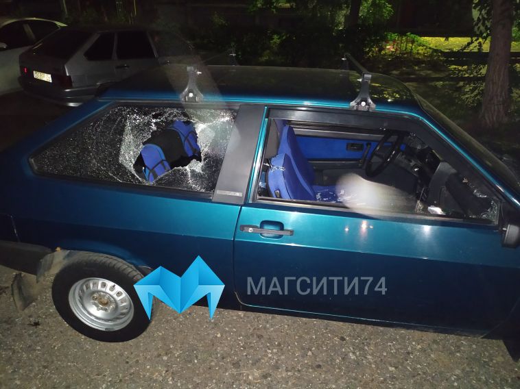 В Магнитогорске автолюбителю разбили машину за парковку в «неположенном месте»