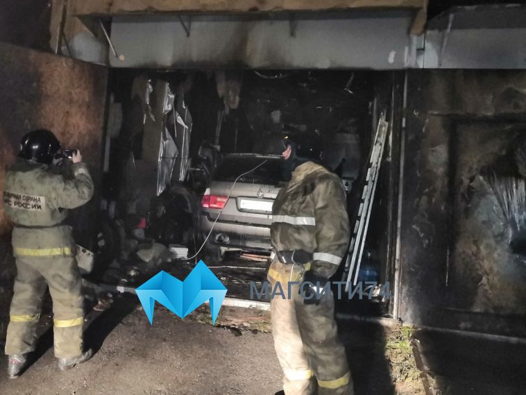 В Магнитогорске загорелся гараж с дорогой иномаркой внутри