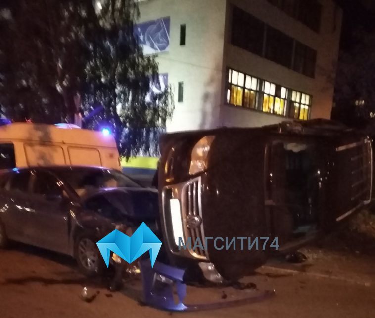 На Суворова внедорожник после аварии оказался на боку