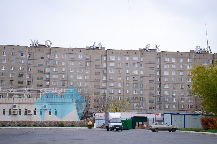 Возвращать не будут: с жилого дома на Завенягина убирают надпись «Орджоникидзевский район»