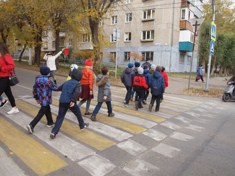 Сотрудники ГИБДД провели для школьников пешеходную экскурсию