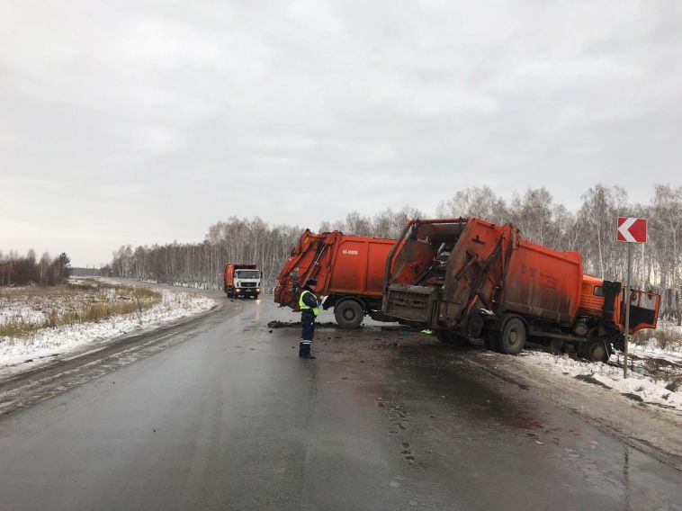 В аварии с мусоровозами погибли двое людей