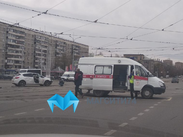 В Магнитогорске легковушка столкнулась с каретой скорой помощи