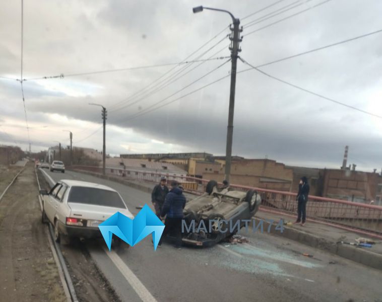 Магнитогорцы чудом остались живы в перевернувшейся иномарке
