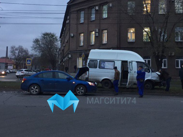 На левом берегу маршрутка с пассажирами въехала в иномарку