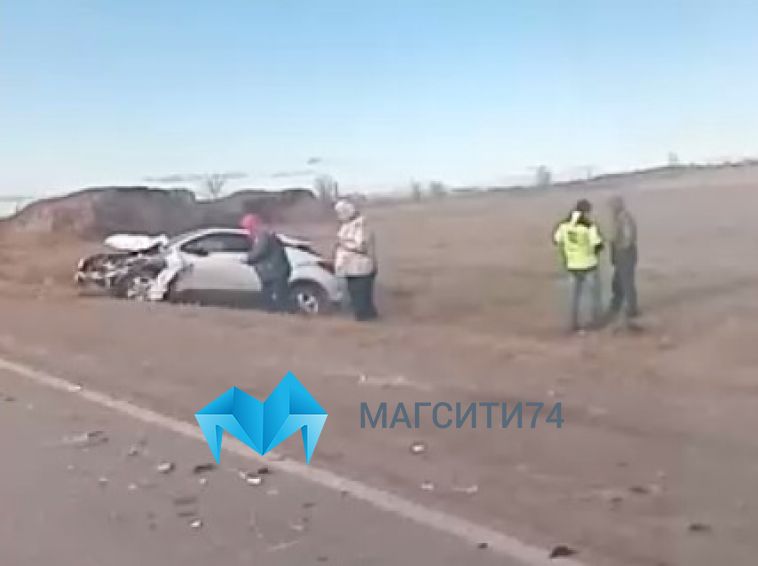 На трассе автоледи не успела завершить обгон и врезалась в автобус