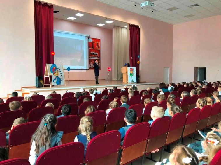 Первоклашки магнитогорской школы прошли посвящение в пешеходы