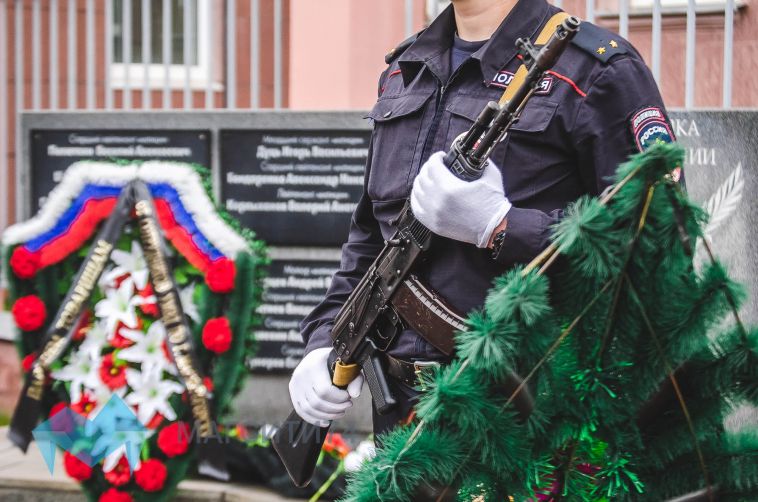 В честь погибших полицейских в Магнитогорске прозвучали оружейные залпы