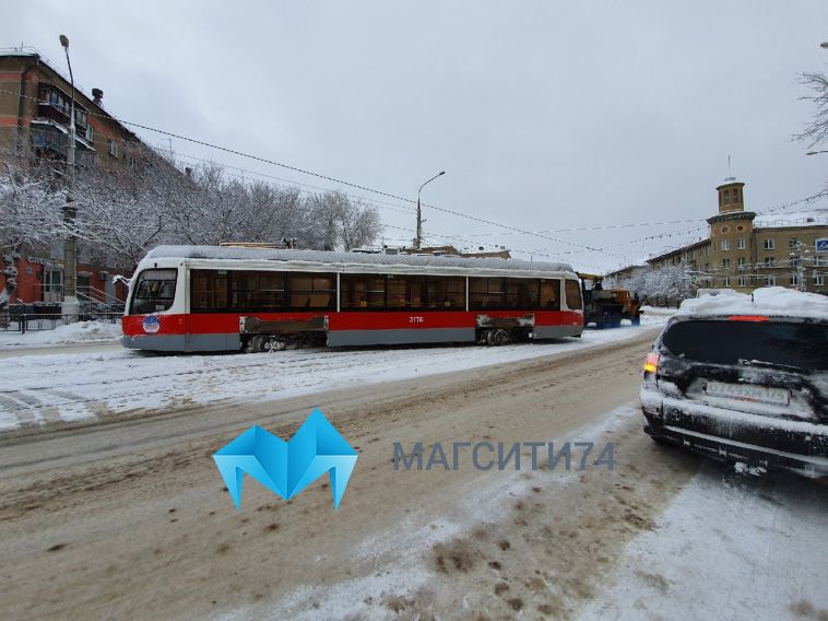 Трамвай сошел с рельсов в центре Магнитогорска