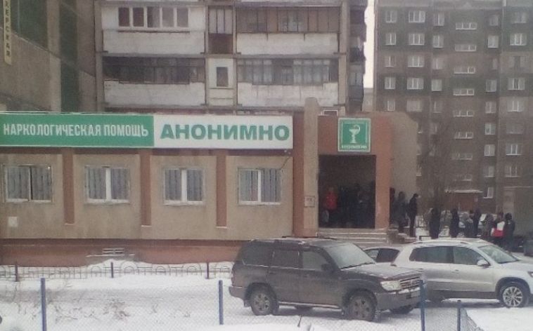 В Магнитогорске водители, несмотря на мороз, выстроились в очередь к наркологу на улице