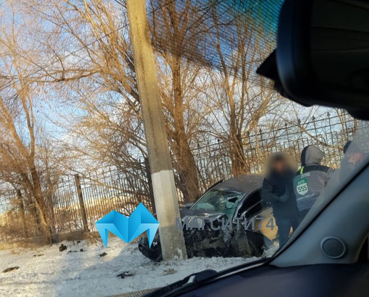На Южном переходе иномарка впечаталась в столб