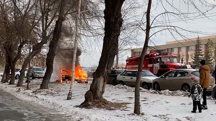 В Магнитогорске за выходные сгорело два автомобиля