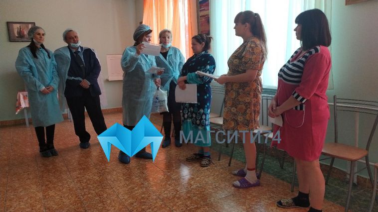 В Магнитогорске поздравили женщин, чьи дети родились в День матери
