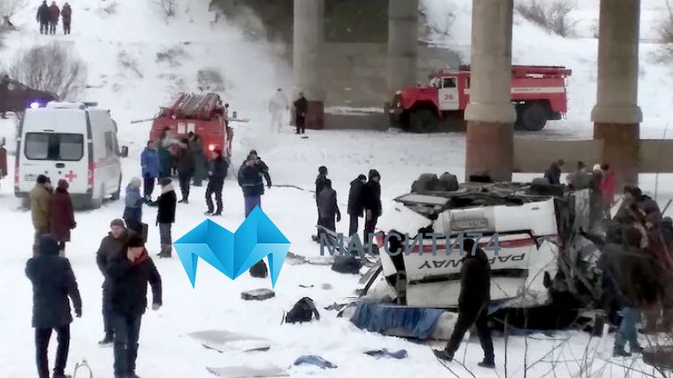 В Забайкалье автобус с пассажирами упал с моста