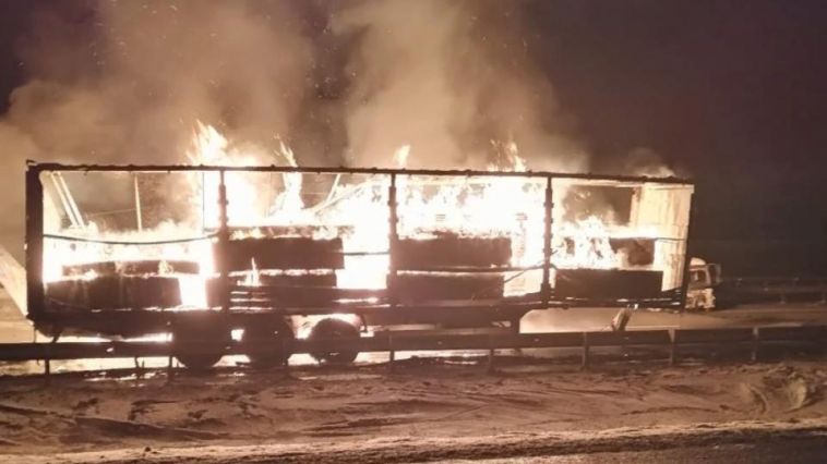 В Челябинской области после встречи с бензовозом полностью сгорела фура