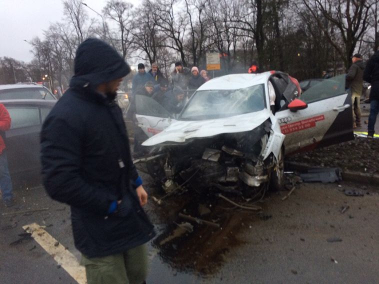 В Санкт-Петербурге автоледи во время тест-драйва устроила массовое ДТП