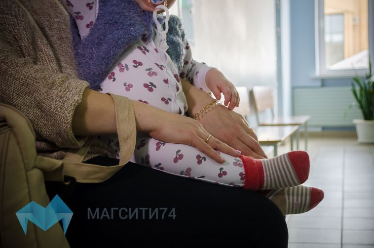 В Красноярске семимесячной девочке сломали ноги во время массажа