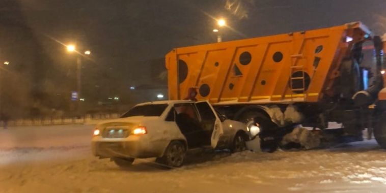 В Магнитогорске момент ДТП со снегоуборочной техникой попал на видео