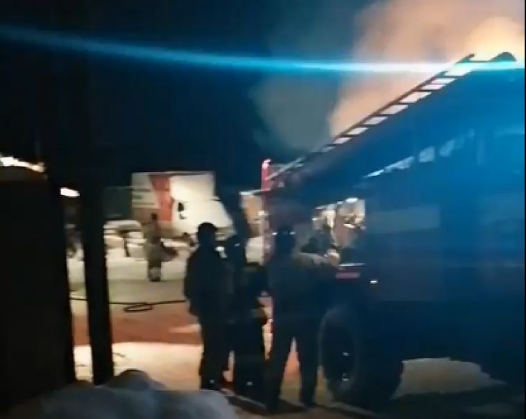 В Магнитогорске загорелся строительный вагончик с человеком внутри