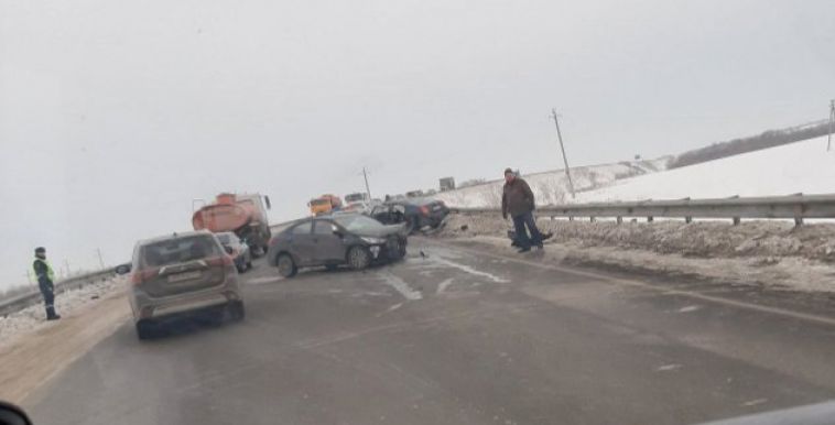 В районе Красной Башкирии столкнулись два автомобиля лоб в лоб