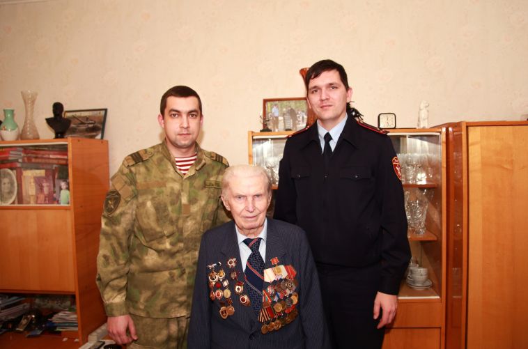 Росгвардейцы навестили последнего из живущих добровольцев Уральского танкового корпуса