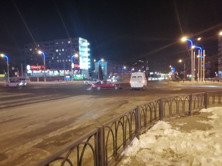 В Магнитогорске иномарка столкнулась с машиной скорой