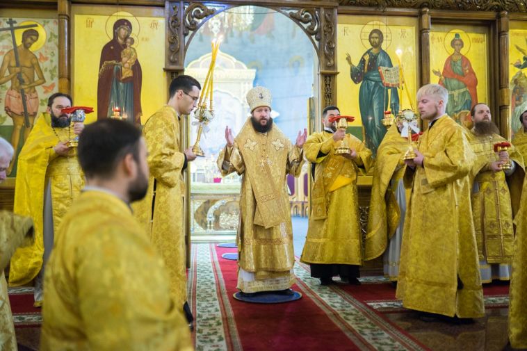 В Магнитогорской епархии впервые совершил богослужение новый правящий епископ