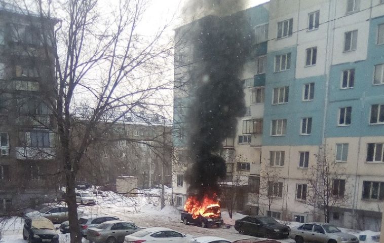 В одном из дворов Магнитогорска загорелся автомобиль