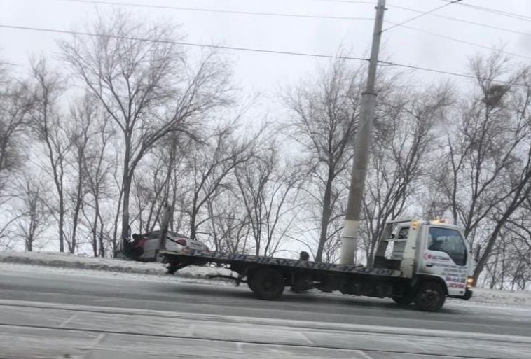 На Южном переходе иномарка врезалась в дерево