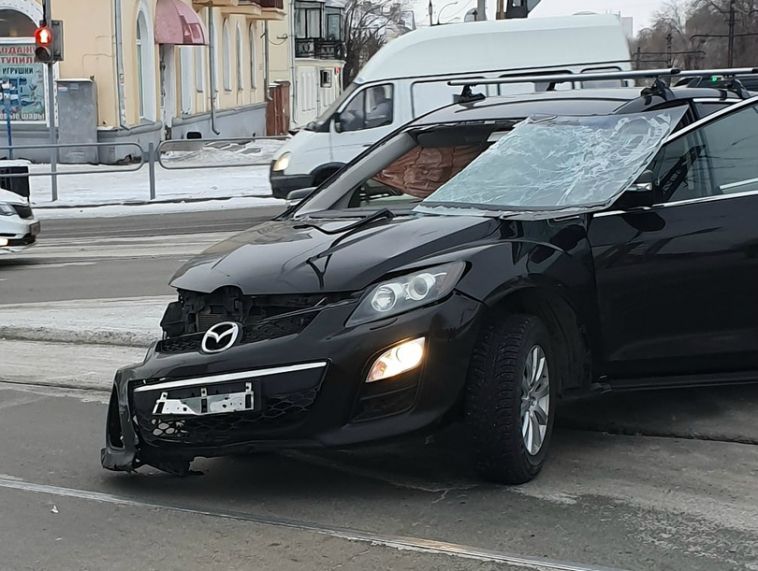 В Магнитогорске водитель вылетел через лобовое стекло на дорогу