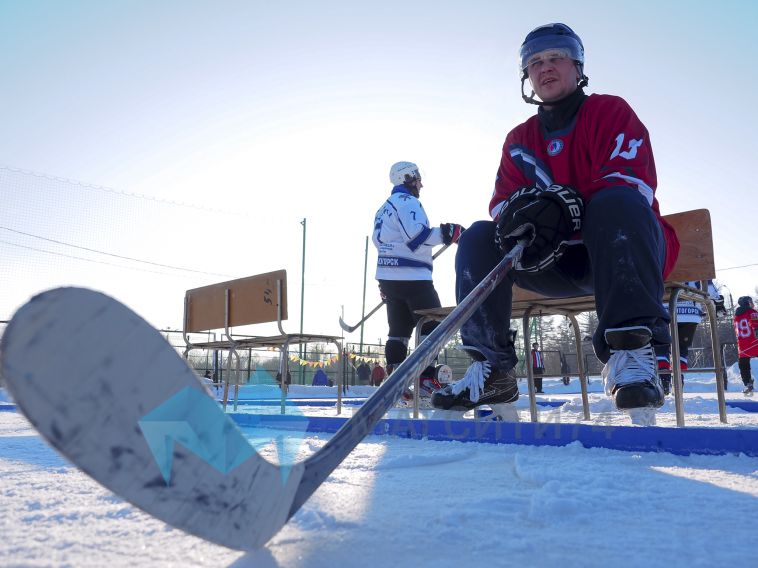 «Шлем и краги»: в Магнитогорске прошёл необычный хоккейный турнир