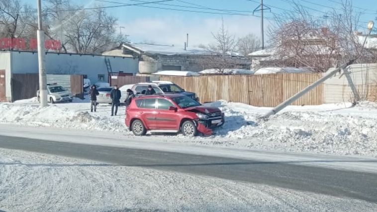 На левом берегу автомобиль врезался в столб