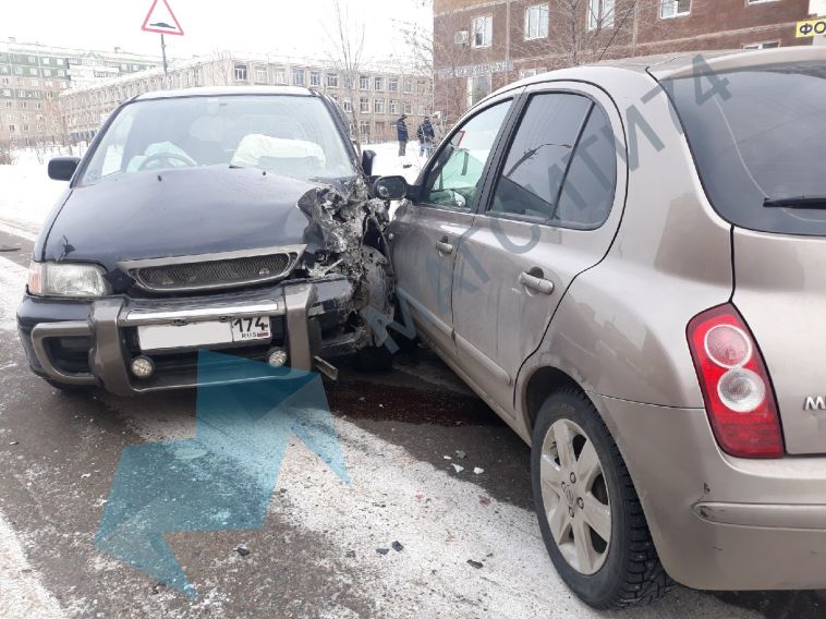 На Калмыкова маршрутка на встречке въехала в две легковушки