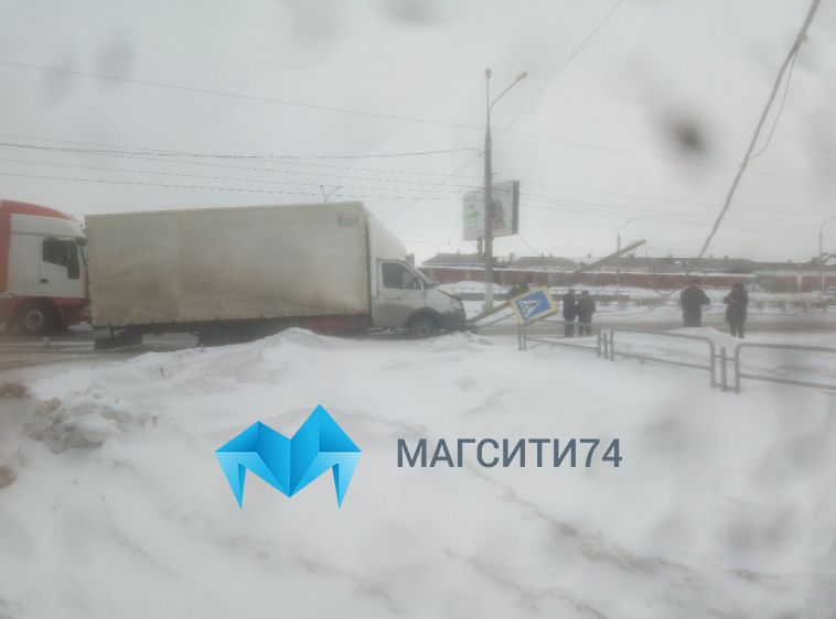 Водитель «Газели» врезался в светофор